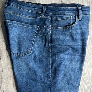 Bold Elements Cut to Curve Stretch Skinny Capri Jeans